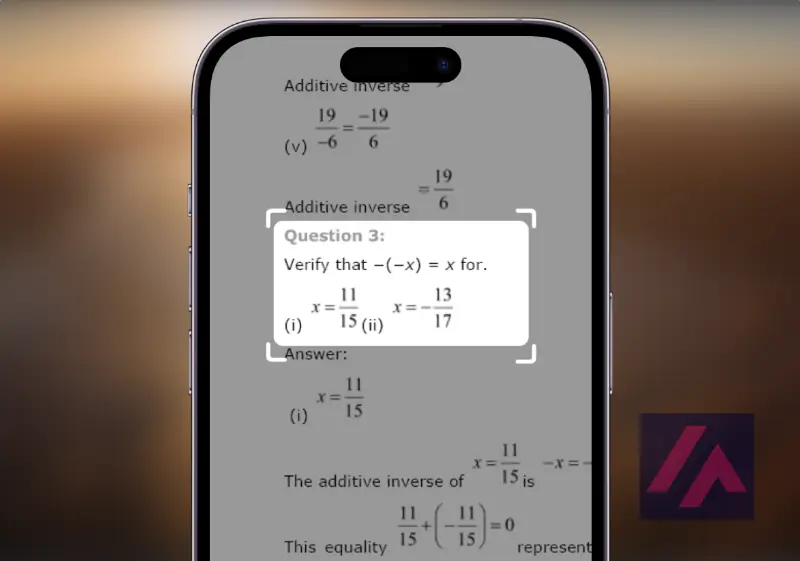Answers AI sur un smartphone, pointant avec la camĂ©ra un problĂšme de mathĂ©matiques et prĂȘt Ă le rĂ©soudre.
